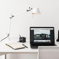 Artemide Tolomeo Micro als Schreibtischleuchte