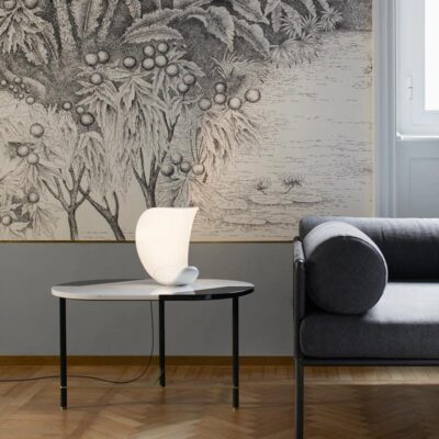 Luceplan Curl LED-Tischleuchte auf dem Beistelltisch im Wohnzimmer