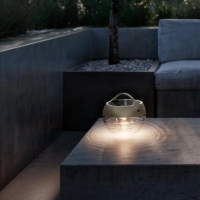 IP44 Aqu LED Solar-Akkuleuchte auf dem Tisch im Outdoor Bereich