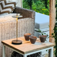 Catellani & Smith Giulietta BE T LED Tischleuchte mit Akku auf Terrasse im Outdoor Bereich