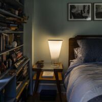 Foscarini Soffio LED-Tischleuchte auf dem Nachttisch