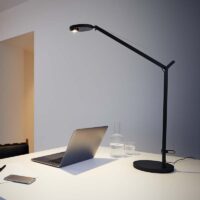 Artemide Demetra Professional Tischleuchte am Schreibtisch in der Farbe Schwarz