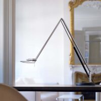 Belux Lifto LED Tischleuchte mit Fuß auf Tisch stehend