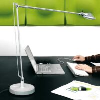 Officeanwendungen mit Luceplan Berenice Schreibtischleuchte D12 in Aluminium Grau bei LAMPADA