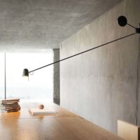 Luceplan Counterbalance Wandleuchte in schwarz auf einen Tisch gerichtet