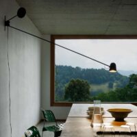 Luceplan Counterbalance Wandleuchte über Esstisch