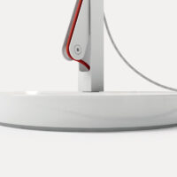 Rotaliana String T1 Schreibtischleuchte mit stabilem Leuchtenfuß aus Aluminium und Guseisen