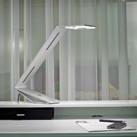 Tecnolumen FLAD TLON 12 Tischleuchte in der Farbausführung Silbergrau auf dem Schreibtisch