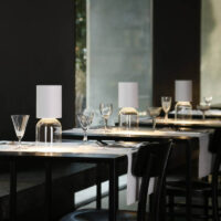 Luceplan Nui Mini Akku Tischleuchte im Restaurant