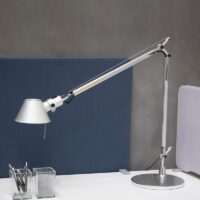 Artemide Tolomeo LED-Tischleuchte mit Anwesenheitssensor und Tischfuß