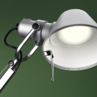 Artemide Tolomeo LED-Tischleuchte mit Anwesenheitssensor und Tischfuß – Bild 5
