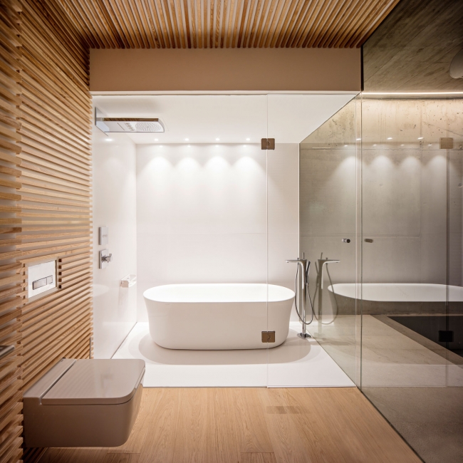 Luxus Badezimmer mit warmer Beleuchtung und zwei Rechteckigen