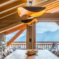 CATELLANI & SMITH Lederam Manta S1 LED-Pendelleuchte in schwarz gold Ambiente Bild