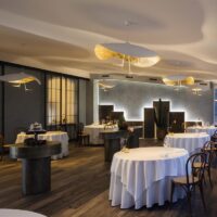 Lederam Manta S2 Pendelleuchte in weiß von Catellani & Smith im Restaurant