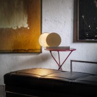 Alchemie T LED Tischleuchte von Catellani & Smith auf Beistelltisch neben dem Sofa