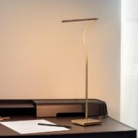 CATELLANI & SMITH Lola T LED-Tischleuchte auf dem Arbeitstisch