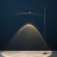 CATELLANI & SMITH Uau F LED-Stehleuchte im angeschalteten Zustand