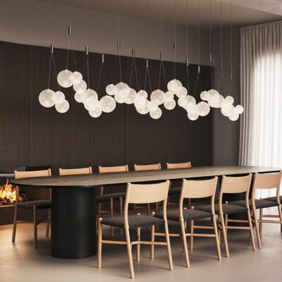 Lodes Random LED Pendelleuchte über einem Tisch