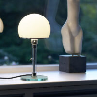 Tecnolumen Wagenfeld WG 24 Tischleuchte beleuchtet eine Fensterbank
