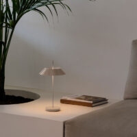 Vibia Mayfair Mini 5495 Akku Tischleuchte Beige als stillvolles Leselicht