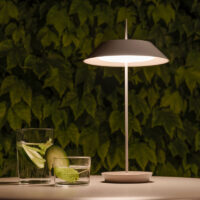 Vibia Mayfair Mini 5495 Akku Tischleuchte Beige im Außenbereich