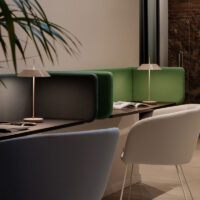 Vibia Mayfair Mini 5495 Akku Tischleuchte Beige im Lesebereich