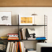 Vibia Mayfair Mini 5495 Akku Tischleuchte in Beige auf enem Regal