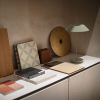 Vibia Mayfair Mini 5495 Akku Tischleuchte in Grün af einem Sideboard platziert