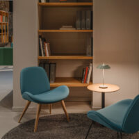 Vibia Mayfair Mini 5496 LED- Tischleuchte Grün - Elegante Leseluchte auf dem Beistelltisch