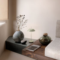 Vibia Mayfair Mini 5495 Akku Tischleuchte im Wohnraum