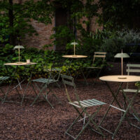 Vibia Mayfair Mini 5495 Akku Tischleuchte stimmungsvolle Beleuchtug im Gartenrestaurant