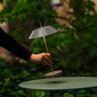 Vibia Mayfair Mini 5495 Akku Tischleuchte im Gartenbereich