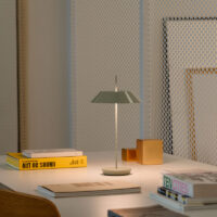 Vibia Mayfair Mini 5495 Akku Tischleuchte Grün auf dem Arbeitsplatz