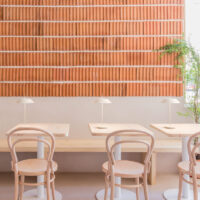Vibia Mayfair Mini 5495 Akku Tischleuchte in Weiß in der Gastronomie