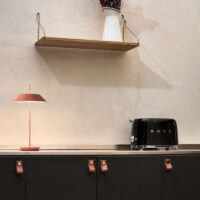 Vibia Mayfair Mini 5495 Akku Tischleuchte Terra Rot auf dem Küchentisch