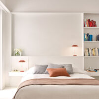 Vibia Mayfair Mini 5495 Akku Tischleuchte Terra Rot im Schlafzimmer