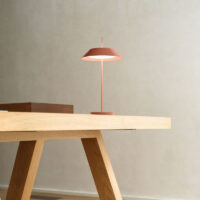 Vibia Mayfair Mini 5495 Akku Tischleuchte Terra Rot Produktabbildung