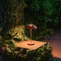 Vibia Mayfair Mini 5495 Akku Tischleuchte Terra Rot im Ooutdoor Einsatz