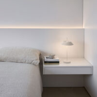 Vibia Mayfair Mini 5495 Akku Tischleuchte warmweiss auf Nachttisch im Schlafzimmer