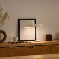 Vibia Mayfair Mini 5495 Akku Tischleuchte warmweiss auf einem Sideboard