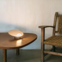 Vibia Musa 7404 Akku Tischleuchte auf Holztisch