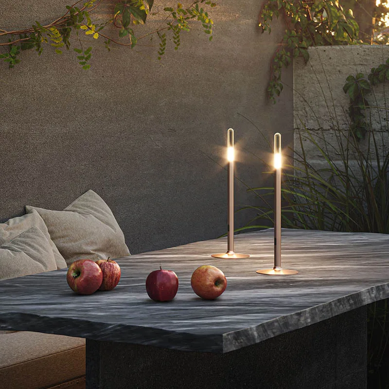 IP44.DE Glim Akku-Tischleuchte auf dem Tisch der Terrasse