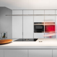 Kücheninselbeleuchtung mit Tecnolumen LUM 195 LED-Pendelleuchte in Chrom