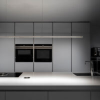 Tecnolumen LUM 195 LED-Pendelleuchte in Chrom über Kochinsel