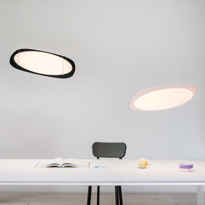 Tobias Grau Flying LED-Pendelleuchte über einem Tisch