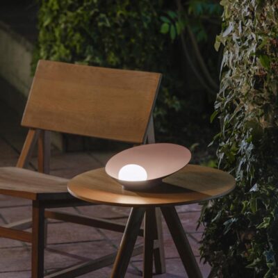 Vibia Musa 7404 Akku Tischleuchte Outdoor auf einem Gartentisch