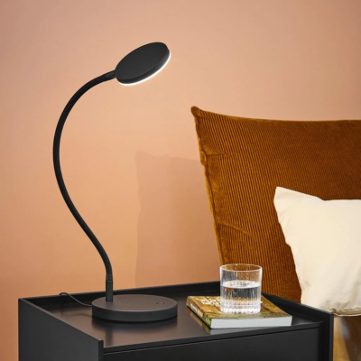 Holtkötter Flex T LED-Tischleuchte Schwearz am Nachttisch