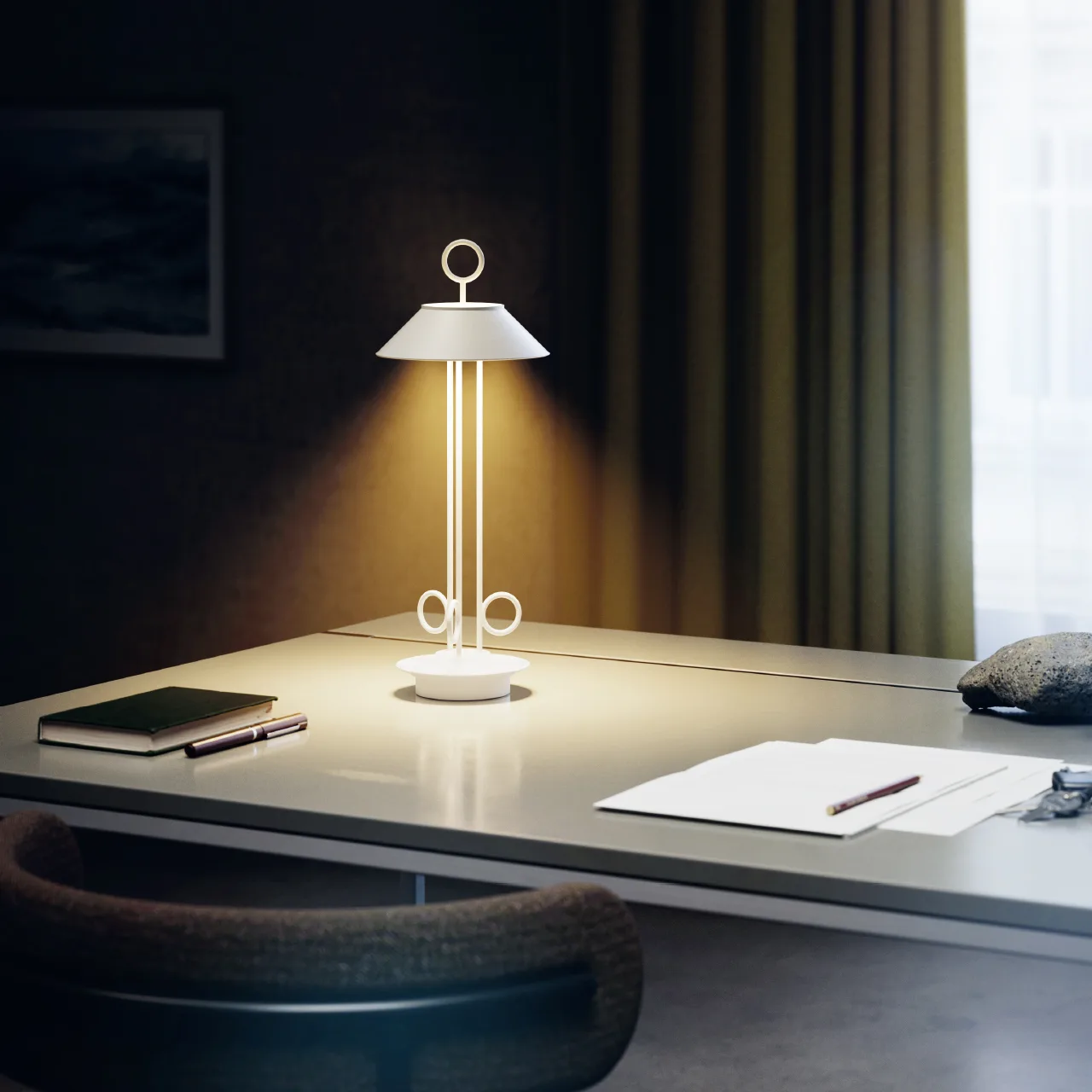 Sigor Nudiderot Akku-Tischleuchte auf dem Arbeitstisch