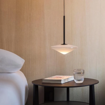 Vibia Tempo 5774 LED-Pendelleuchte über dem Nachttisch