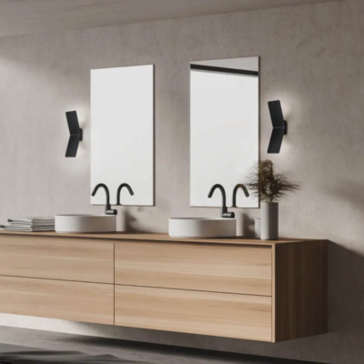 Knapstein ADA LED-Wandleuchte in schwarz neben dem Badezimmerspiegel